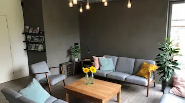 Gezellige living in Limonadefabriek Flora vakantiewoning