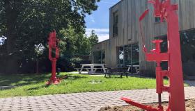 De oude bottel-machines staan in de tuin